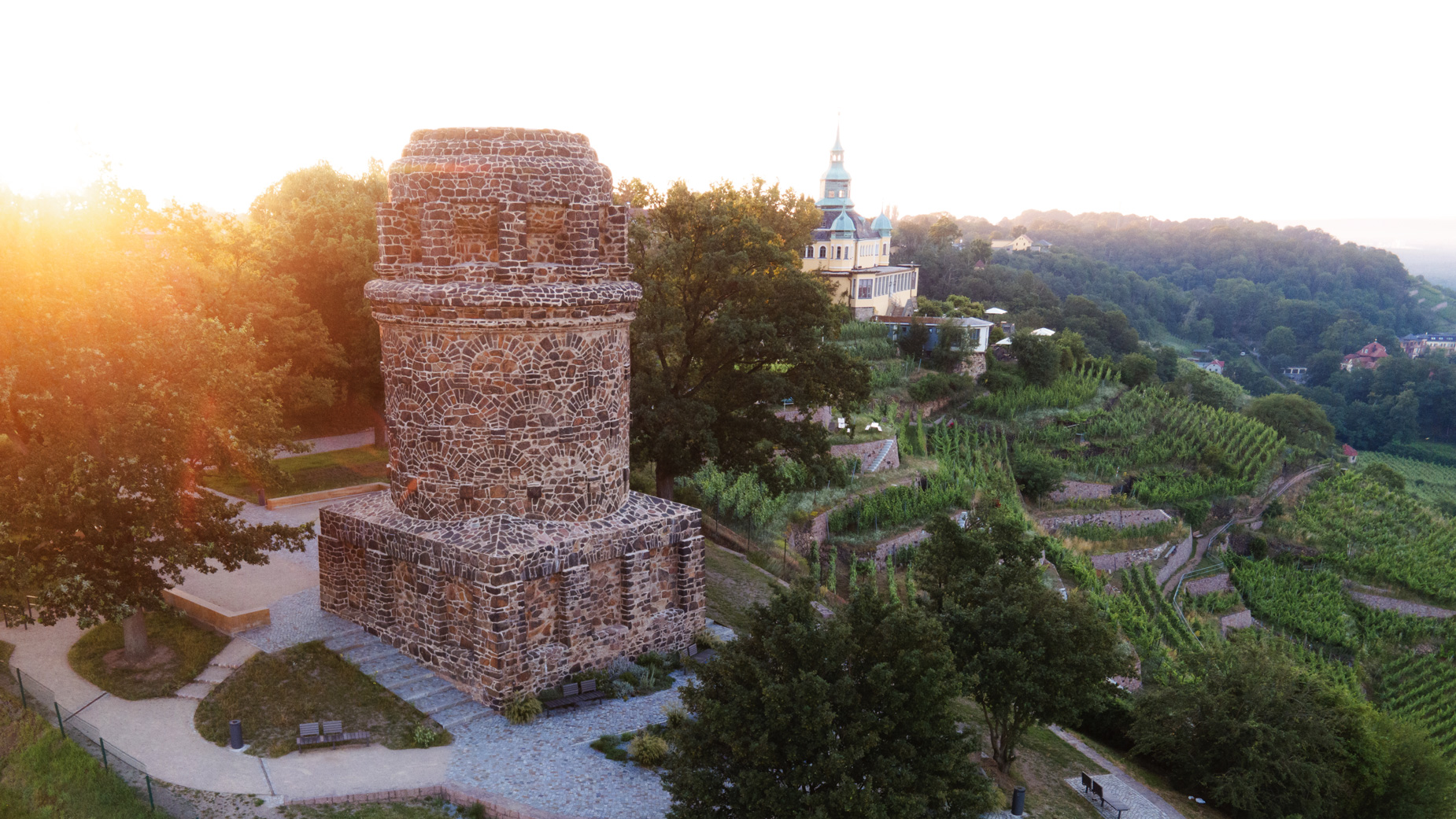 Der Bismarkturm am Weinberg bei Radebeul