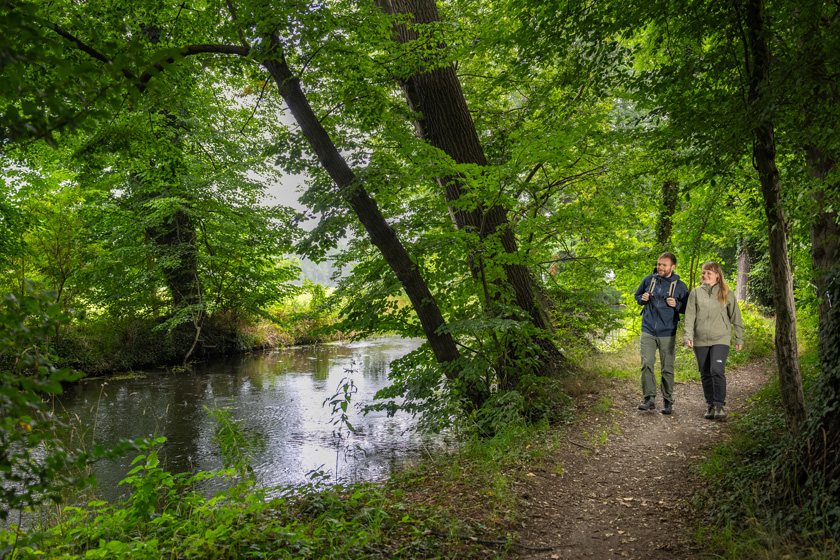 Zwei Wandernde auf einem Waldweg der Wanderlieblinge am Fluss