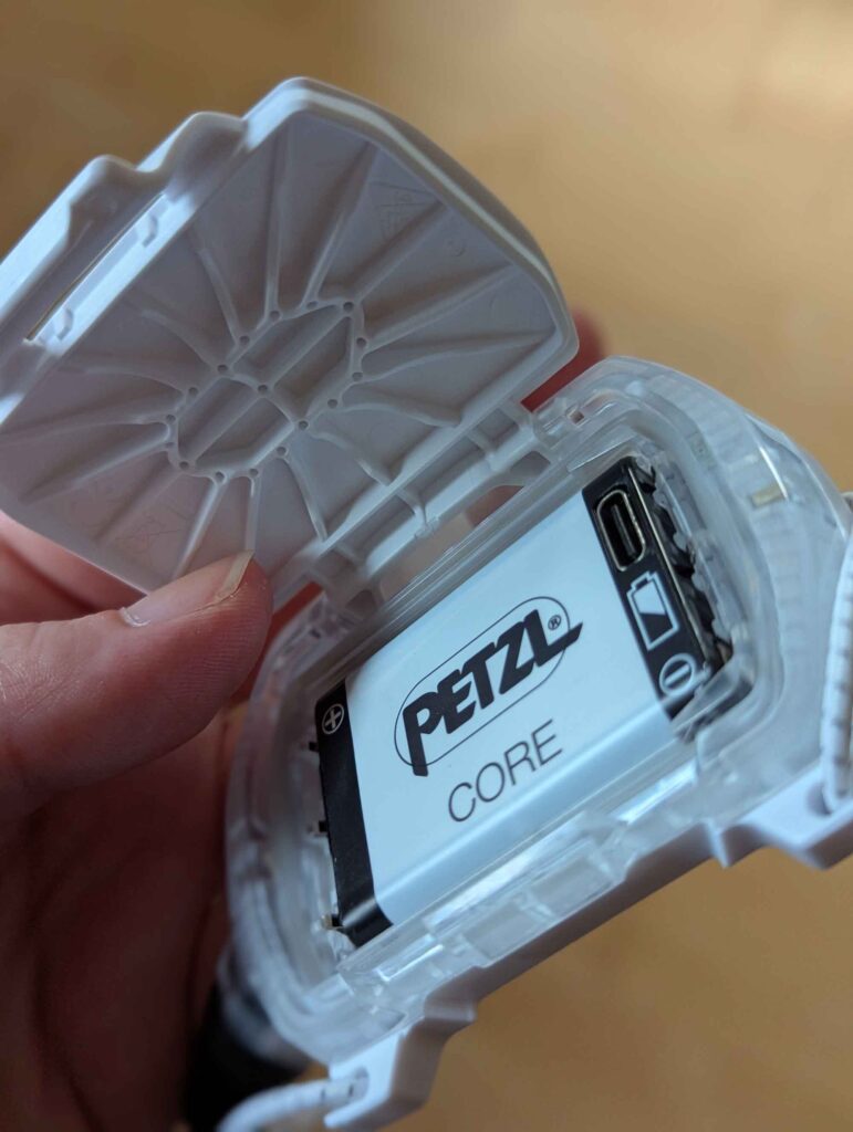 Detailaufnahme vom Akku der Stirnlampe NAO LT Petzl