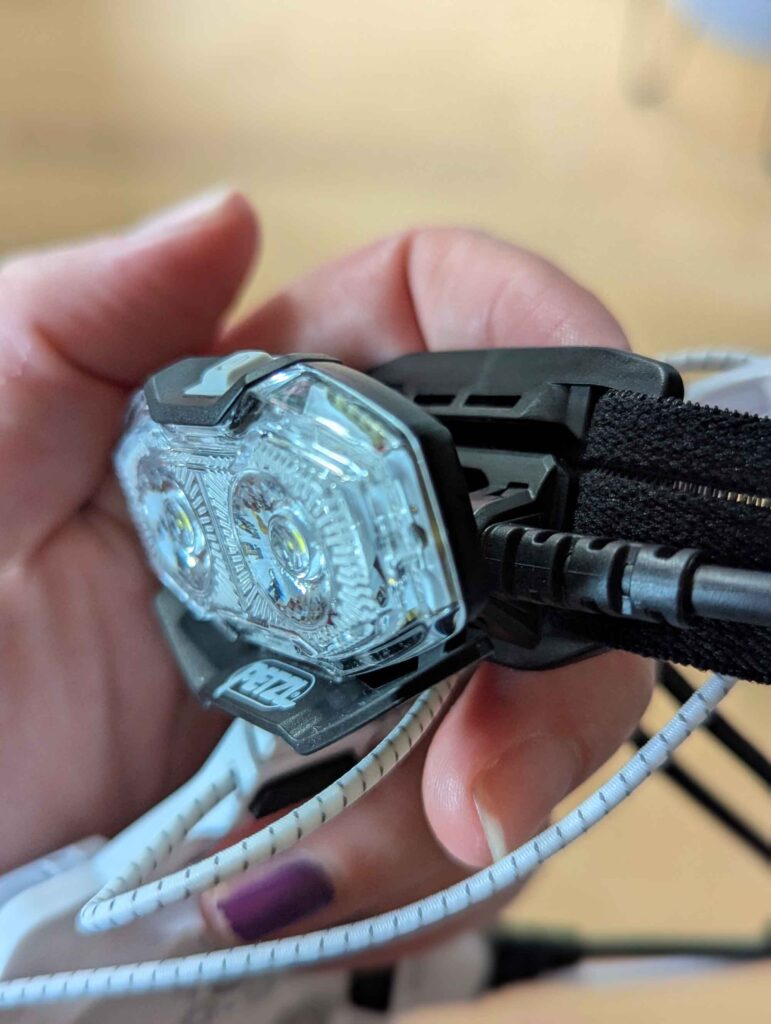 Detailaufnahme von Strinlampe und Winkeleinstellung Nao LT Petzl