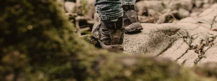 Wanderschuhe auf Steinboden