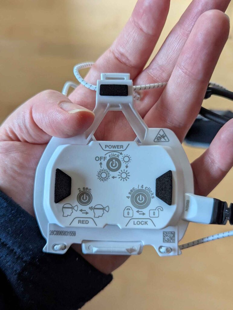 Detailaufnahme Bedienungsanleitung auf Lampe NAO LT von Petzl