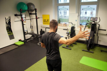 Marwin Isenberg bei einer Schulterübung in seinem Fitnessstudio