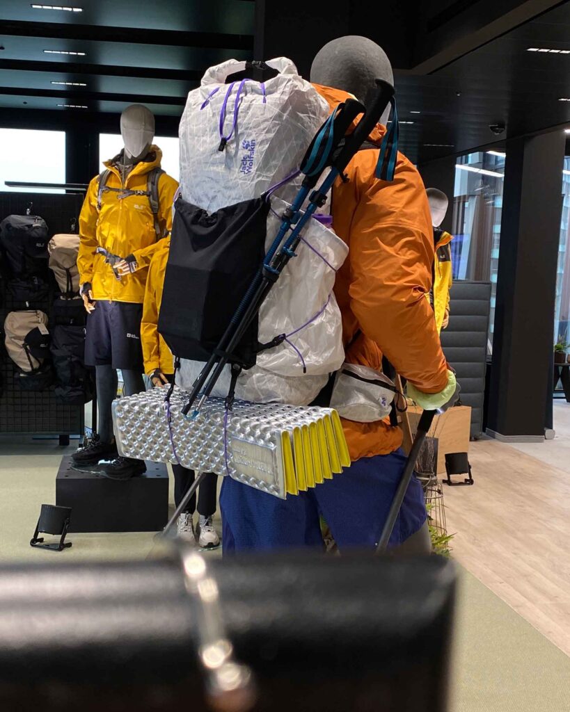 Ansicht Thur Hike Ausstattung im Showroom von Jack Wolfskin